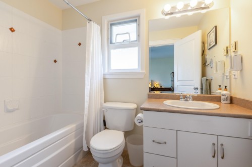 6880 190Th Street, Surrey, BC - Indoor Photo Showing Bathroom
