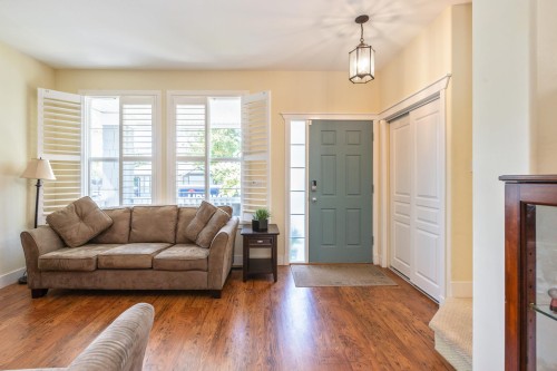 6880 190Th Street, Surrey, BC - Indoor Photo Showing Living Room
