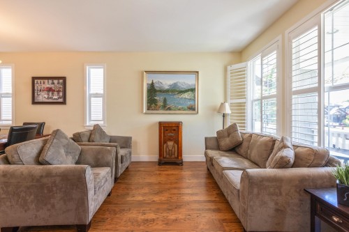 6880 190Th Street, Surrey, BC - Indoor Photo Showing Living Room