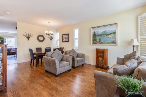 6880 190Th Street, Surrey, BC - Indoor Photo Showing Living Room