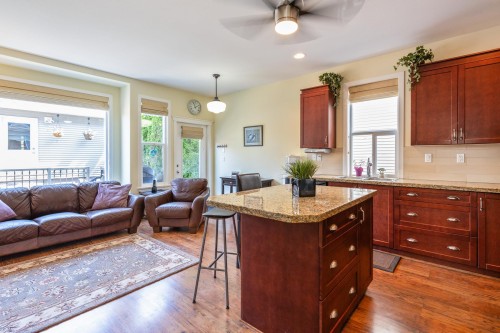 6880 190Th Street, Surrey, BC - Indoor Photo Showing Living Room