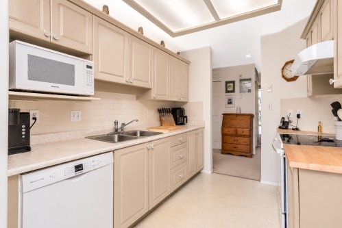 203-33669 2Nd Avenue, Mission, BC - Indoor Photo Showing Kitchen With Double Sink