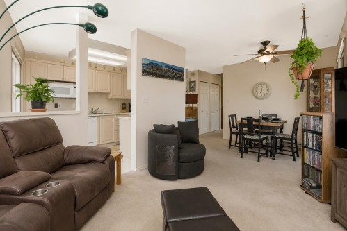 203-33669 2Nd Avenue, Mission, BC - Indoor Photo Showing Living Room