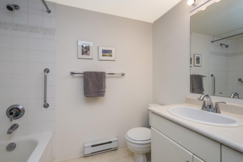 203-33669 2Nd Avenue, Mission, BC - Indoor Photo Showing Bathroom