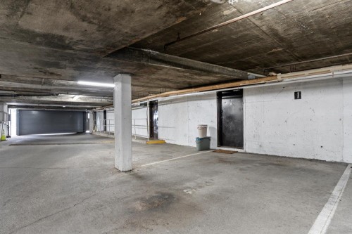 4-33293 Bourquin Crescent E, Abbotsford, BC - Indoor Photo Showing Garage