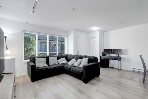 108-13958 108 Avenue, Surrey, BC - Indoor Photo Showing Living Room