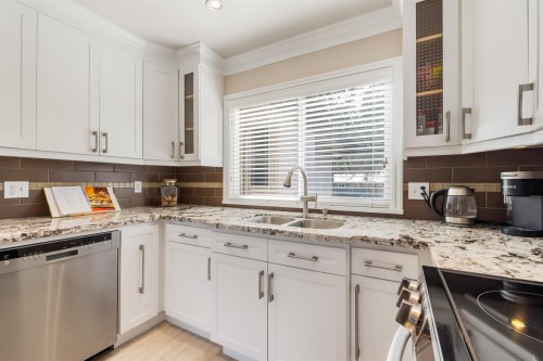 11169 Mason Place, Delta, BC - Indoor Photo Showing Kitchen With Double Sink