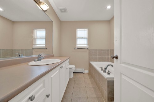 16773 63 Avenue, Surrey, BC - Indoor Photo Showing Bathroom