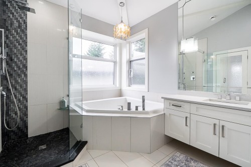 8295 110 Street, Delta, BC - Indoor Photo Showing Bathroom
