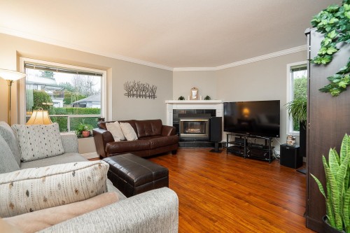 34866 Everson Place, Abbotsford, BC - Indoor Photo Showing Living Room With Fireplace