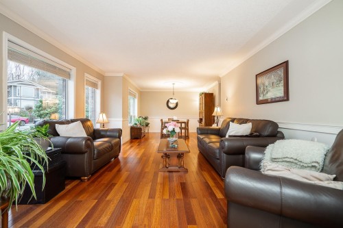 34866 Everson Place, Abbotsford, BC - Indoor Photo Showing Living Room