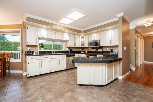 34866 Everson Place, Abbotsford, BC - Indoor Photo Showing Kitchen
