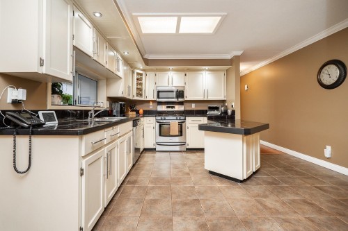 34866 Everson Place, Abbotsford, BC - Indoor Photo Showing Kitchen