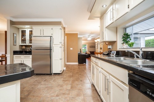 34866 Everson Place, Abbotsford, BC - Indoor Photo Showing Kitchen With Double Sink