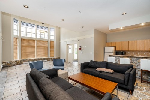 62-6450 199 Street, Langley, BC - Indoor Photo Showing Living Room