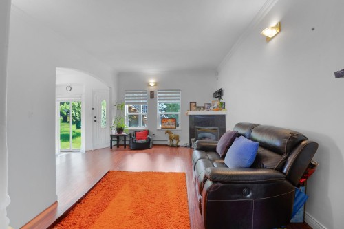 9928 116 Street, Surrey, BC - Indoor Photo Showing Living Room