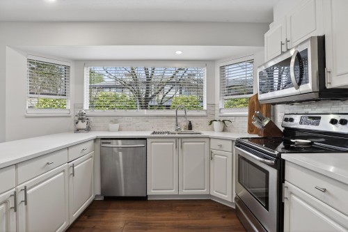 109-16080 82 Avenue, Surrey, BC - Indoor Photo Showing Kitchen With Double Sink