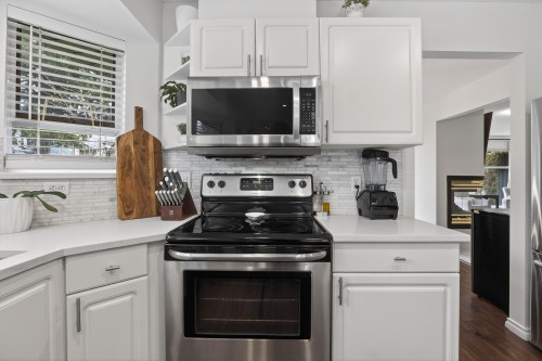 109-16080 82 Avenue, Surrey, BC - Indoor Photo Showing Kitchen
