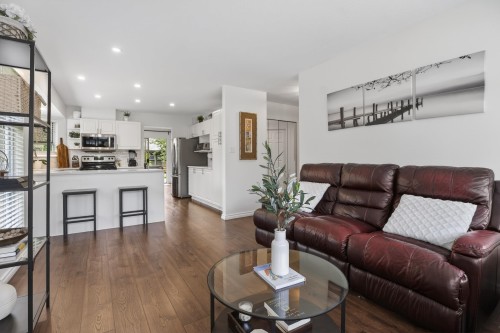 109-16080 82 Avenue, Surrey, BC - Indoor Photo Showing Living Room