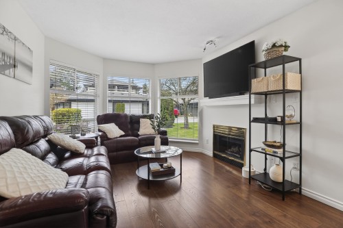 109-16080 82 Avenue, Surrey, BC - Indoor Photo Showing Living Room With Fireplace