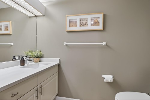 109-16080 82 Avenue, Surrey, BC - Indoor Photo Showing Bathroom