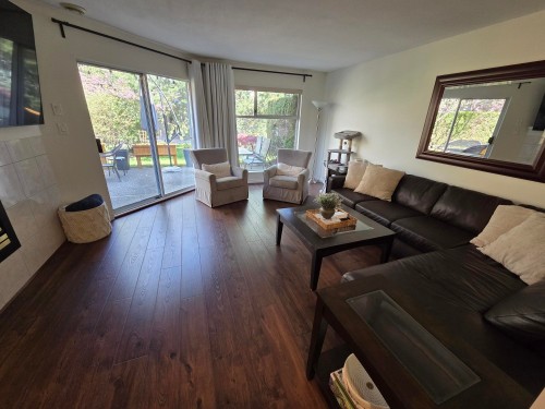 109-16080 82 Avenue, Surrey, BC - Indoor Photo Showing Living Room