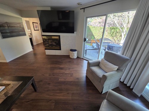 109-16080 82 Avenue, Surrey, BC - Indoor Photo Showing Living Room