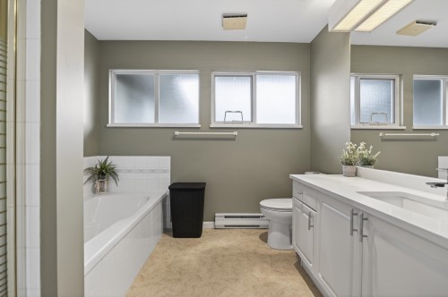 109-16080 82 Avenue, Surrey, BC - Indoor Photo Showing Bathroom