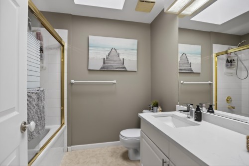 109-16080 82 Avenue, Surrey, BC - Indoor Photo Showing Bathroom
