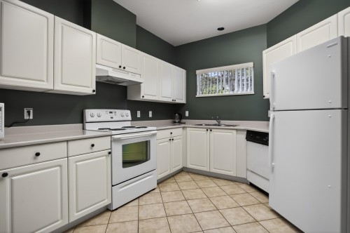 109-16080 82 Avenue, Surrey, BC - Indoor Photo Showing Kitchen With Double Sink
