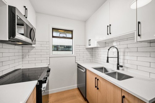 306-1526 George Street, White Rock, BC - Indoor Photo Showing Kitchen With Double Sink With Upgraded Kitchen