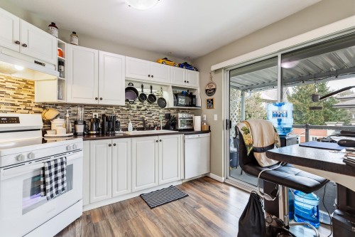 309-7554 Briskham Street, Mission, BC - Indoor Photo Showing Kitchen