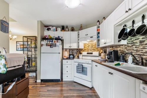 309-7554 Briskham Street, Mission, BC - Indoor Photo Showing Kitchen