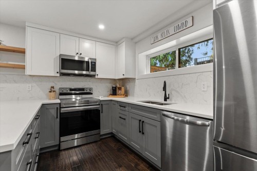 34849 Everett Drive, Abbotsford, BC - Indoor Photo Showing Kitchen With Double Sink