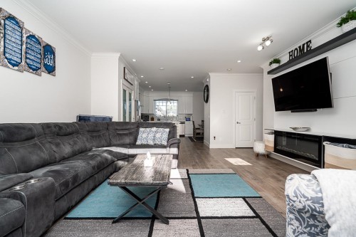 27-13898 64 Avenue, Surrey, BC - Indoor Photo Showing Living Room