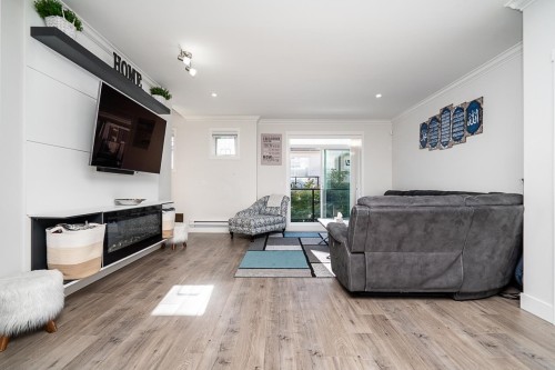 27-13898 64 Avenue, Surrey, BC - Indoor Photo Showing Living Room