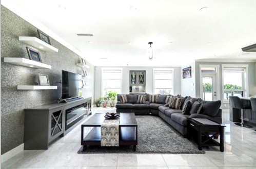 17012 57 Avenue, Surrey, BC - Indoor Photo Showing Living Room