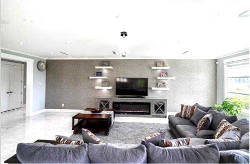 17012 57 Avenue, Surrey, BC - Indoor Photo Showing Living Room