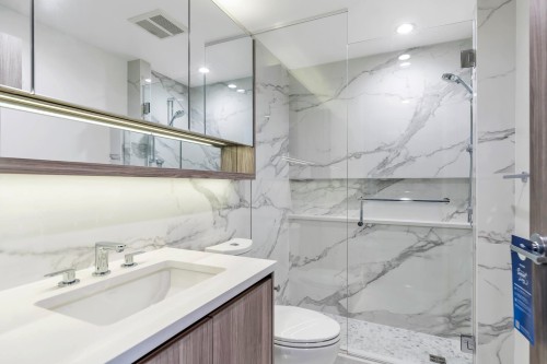 3102-13778 100 Avenue, Surrey, BC - Indoor Photo Showing Bathroom