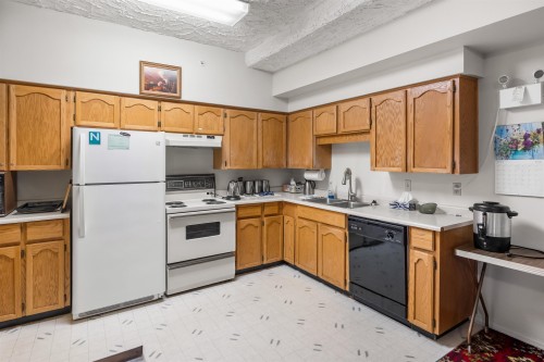 114-31850 Union Avenue, Abbotsford, BC - Indoor Photo Showing Kitchen With Double Sink