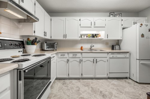 114-31850 Union Avenue, Abbotsford, BC - Indoor Photo Showing Kitchen With Double Sink