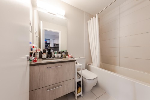 323-13768 108 Avenue, Surrey, BC - Indoor Photo Showing Bathroom