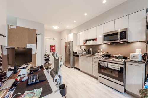 323-13768 108 Avenue, Surrey, BC - Indoor Photo Showing Kitchen With Stainless Steel Kitchen
