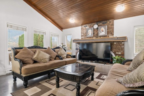11186 Farms Road, Mission, BC - Indoor Photo Showing Living Room