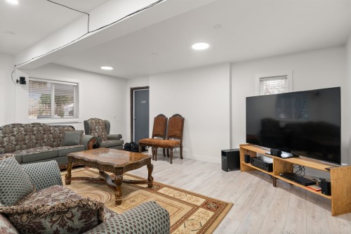 11186 Farms Road, Mission, BC - Indoor Photo Showing Living Room