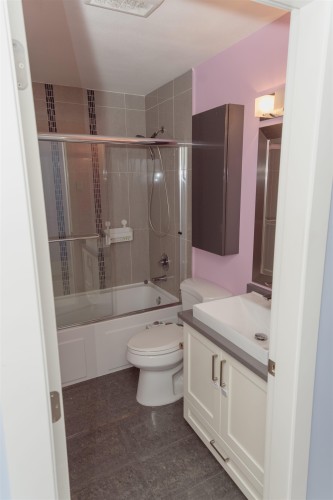 2-12775 63 Avenue, Surrey, BC - Indoor Photo Showing Bathroom