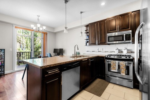 112-20738 84 Avenue, Langley, BC - Indoor Photo Showing Kitchen With Double Sink With Upgraded Kitchen