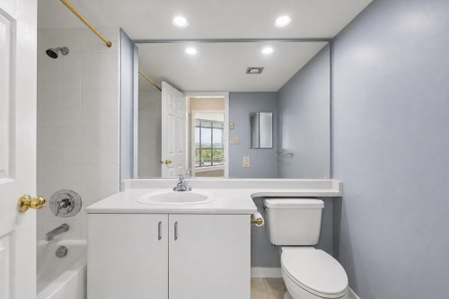 1701-14881 103A Avenue, Surrey, BC - Indoor Photo Showing Bathroom
