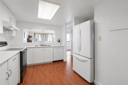 1701-14881 103A Avenue, Surrey, BC - Indoor Photo Showing Kitchen With Double Sink