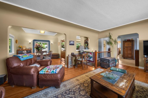 34921 Dewdney Trunk Road, Mission, BC - Indoor Photo Showing Living Room